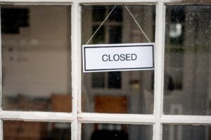 closed sign on the front door of a restaurant