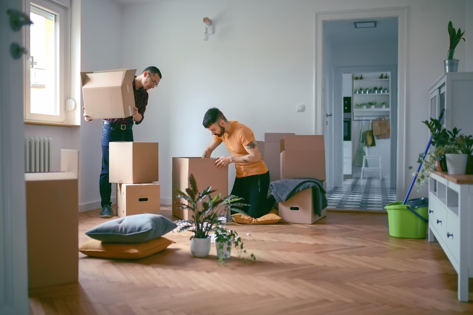 men packing boxes to move to new house