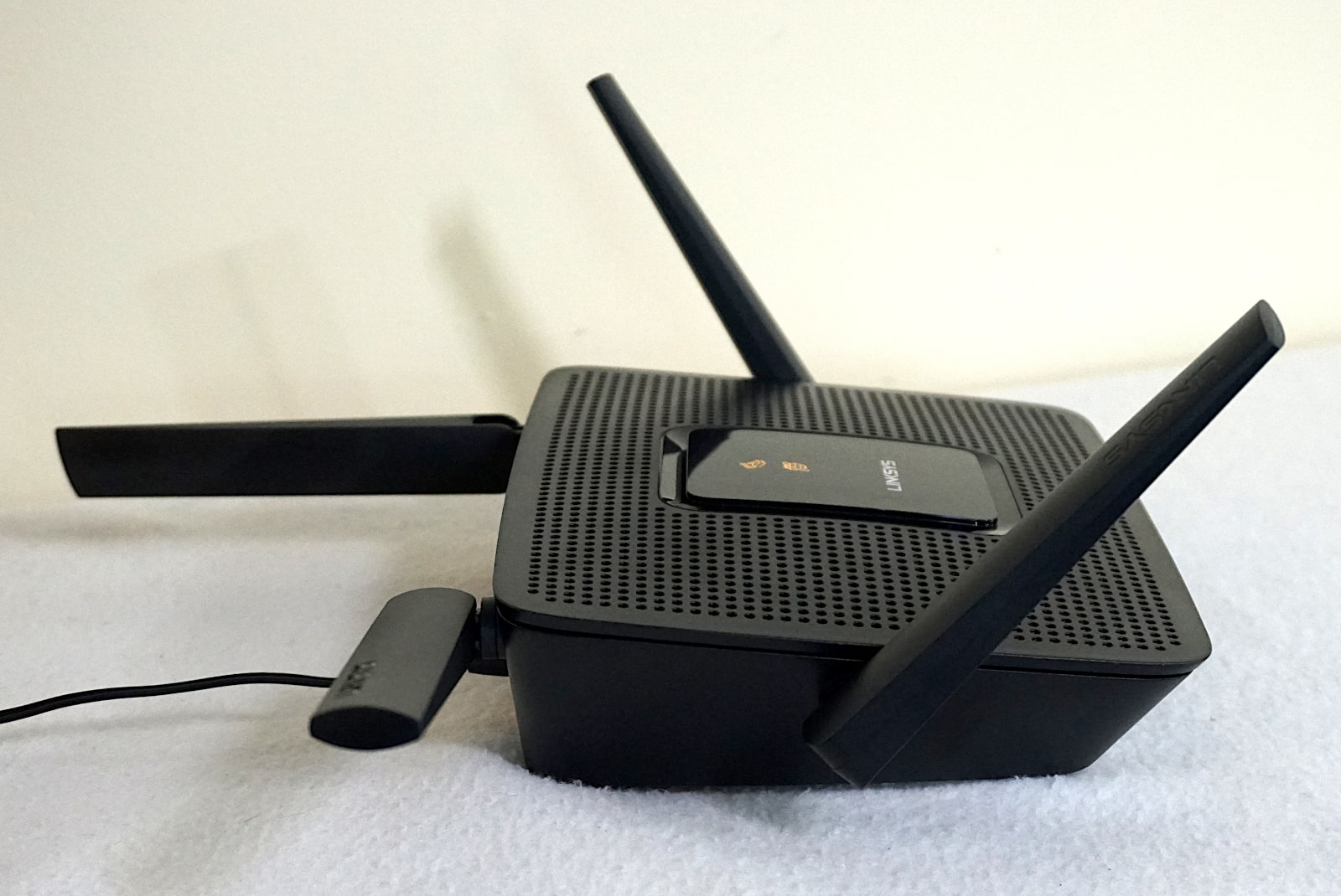 Side view of Linksys EA8300 with antennas pointed in different directions