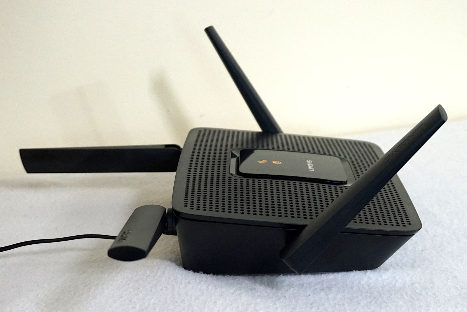 Linksys-EA8300-antennas Side view of Linksys EA8300 with antennas pointed in different directions
