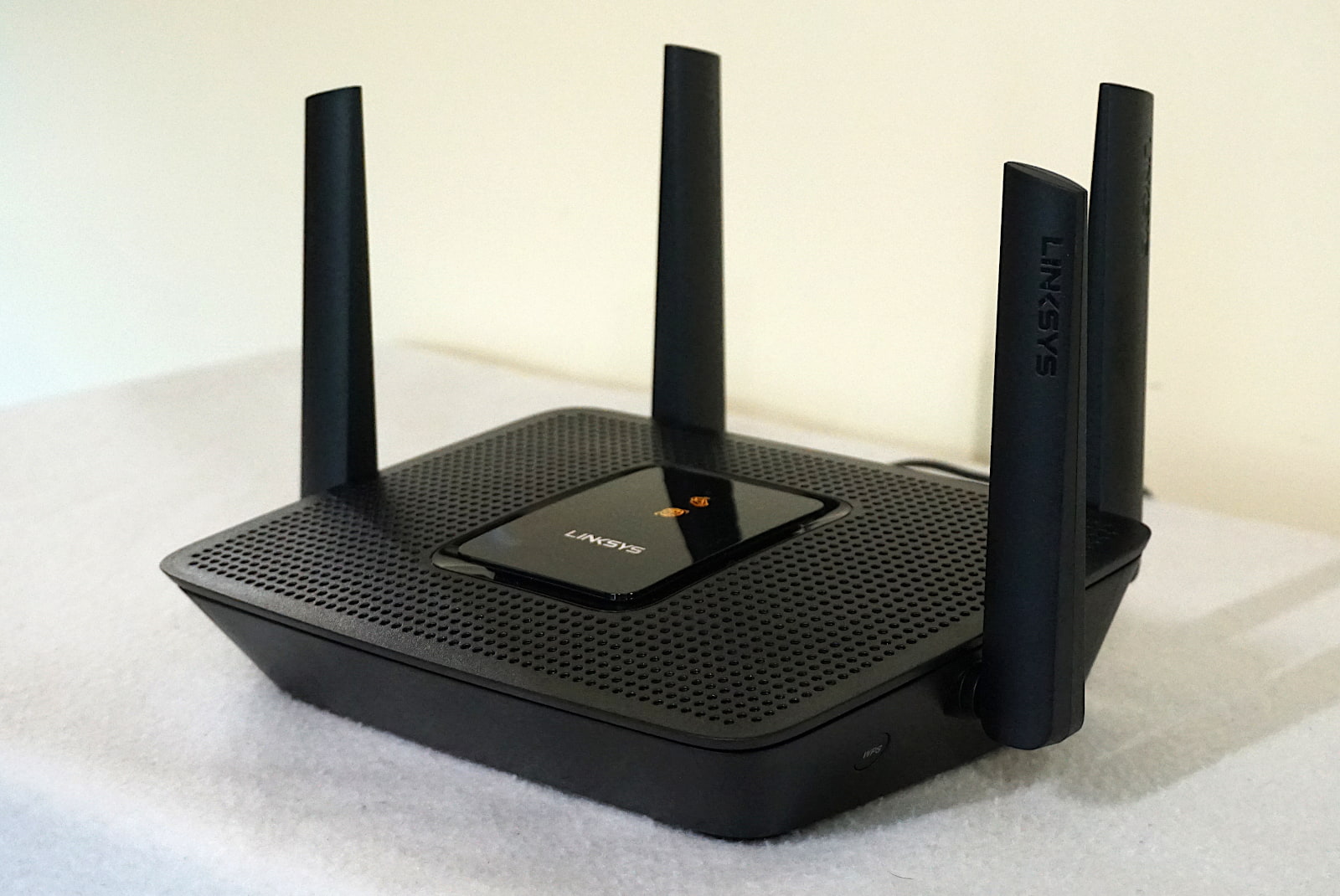 Side view of Linksys EA8300 with antennas up