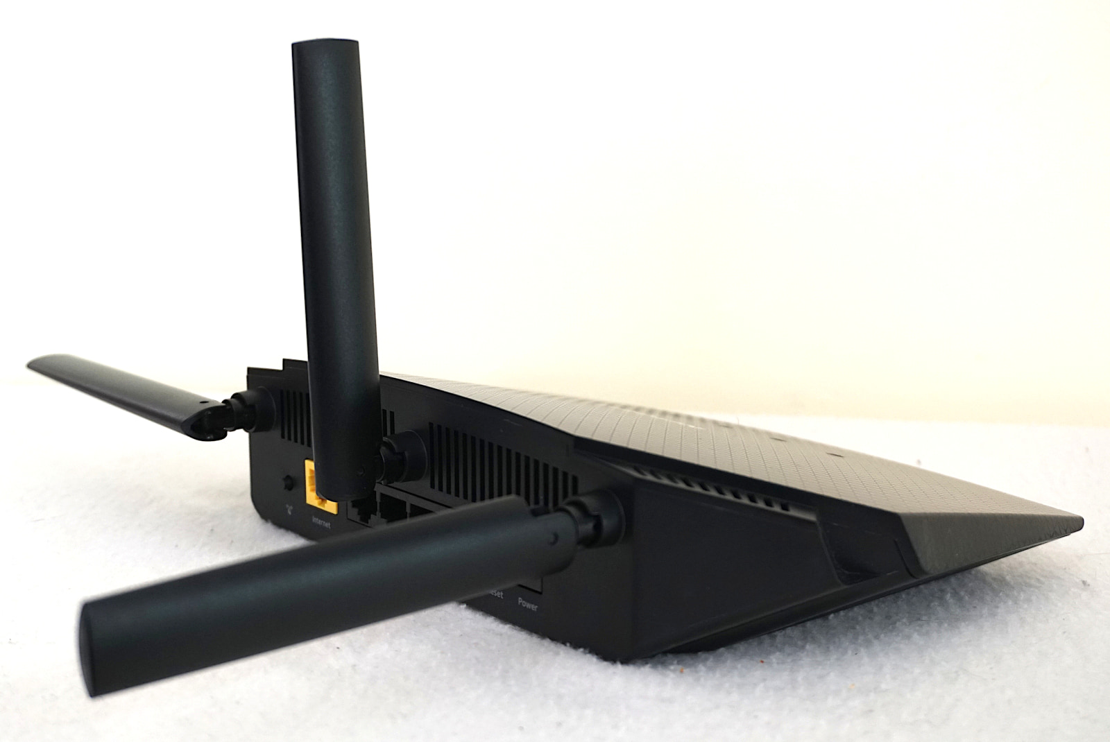 NETGEAR-R6700AX-antennas-positioned Adjustable antennas of NETGEAR R6700AX router
