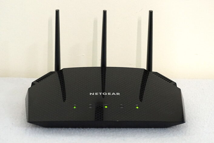 Vista frontal del router NETGEAR R6700AX