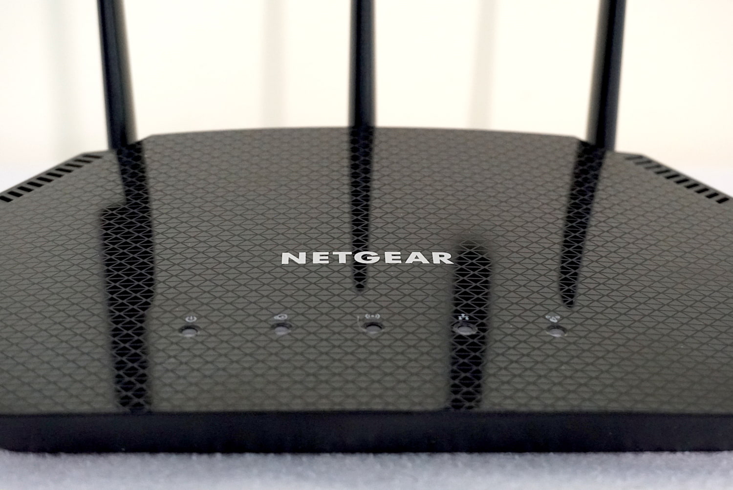NETGEAR-R6700AX-router-logo Close up shot of NETGEAR R6700AX router
