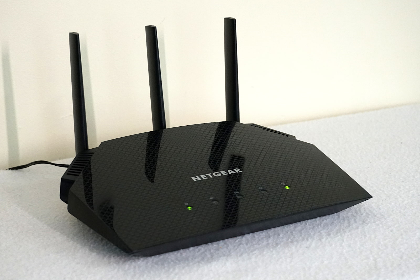 NETGEAR-R6700AX-side-shot Side view of NETGEAR R6700AX router with illuminated lights