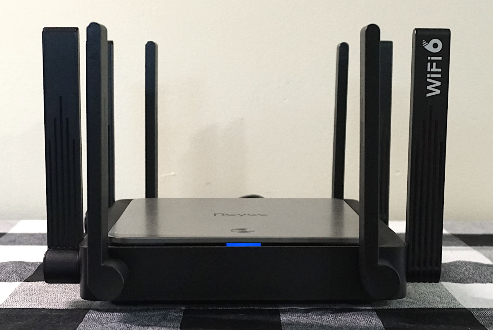 Reyee-RG-E5-front-shot Front view of Reyee RG-E5 router
