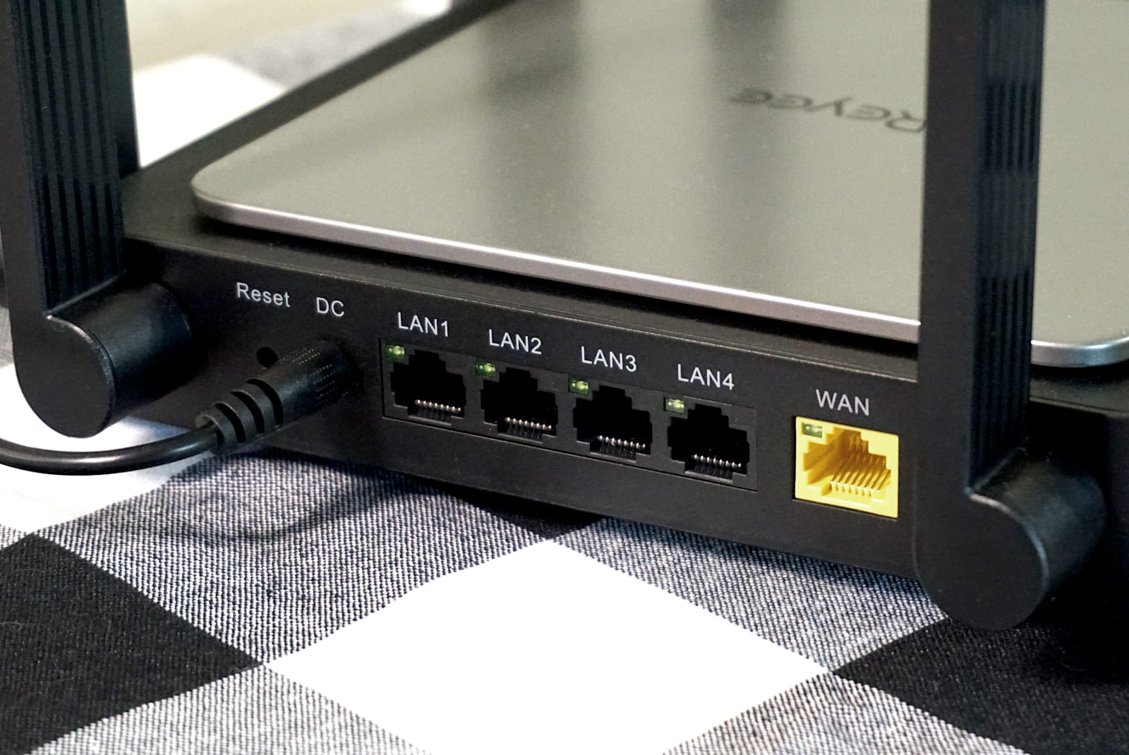 Reyee-RG-E5-ports-buttons Four LAN ports and one WAN port of Reyee RG-E5 router