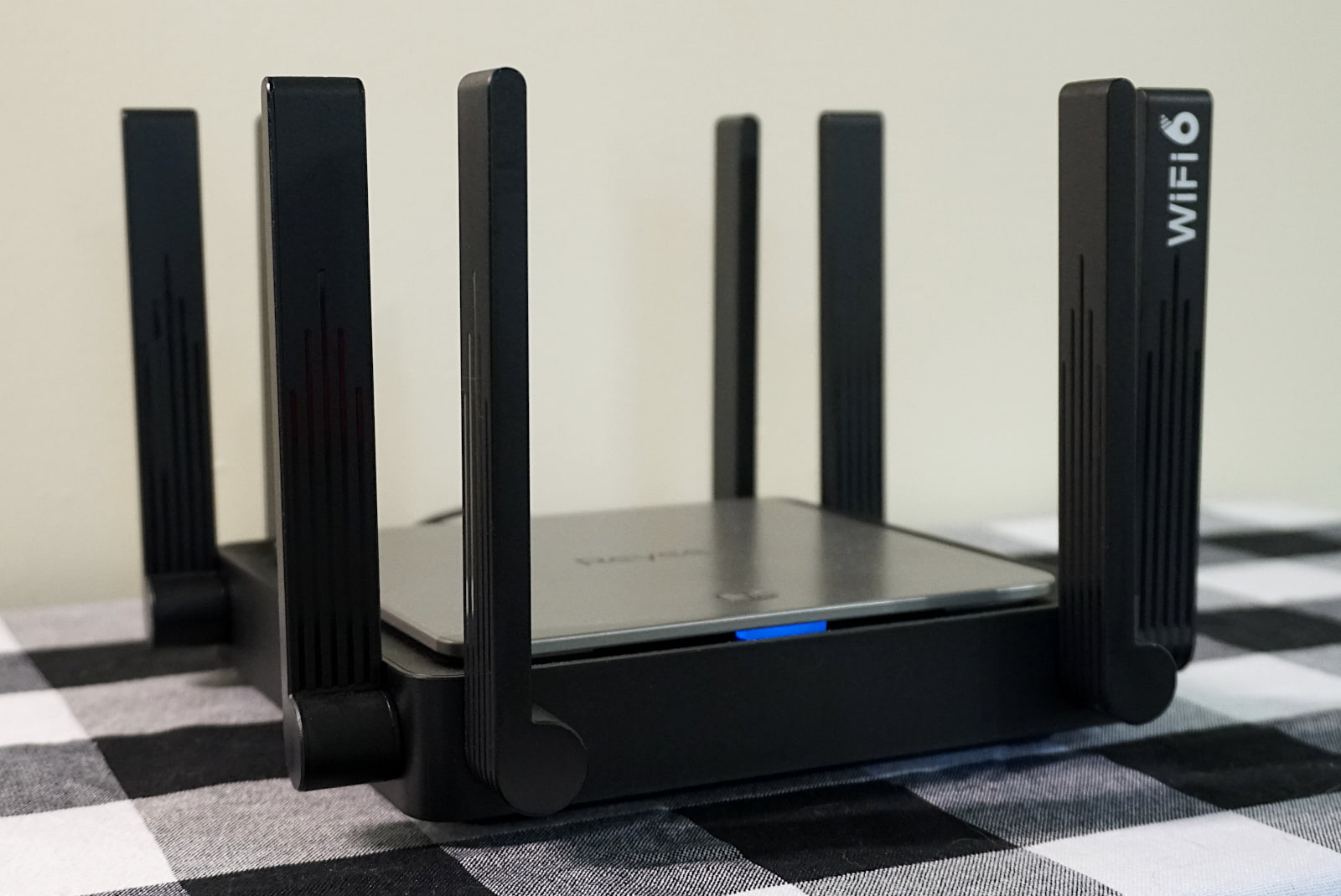 Front angled view of Reyee RG-E5 router