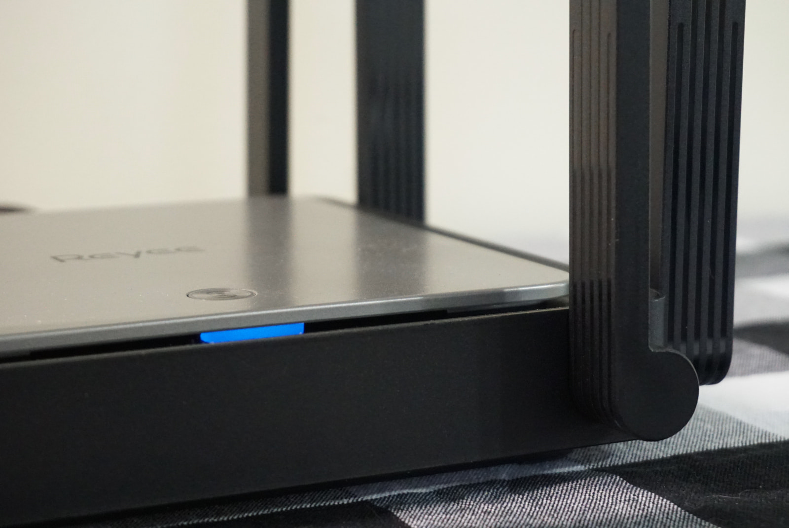 Reyee-RG-E5-status-light Blue status light of Reyee RG-E5 router