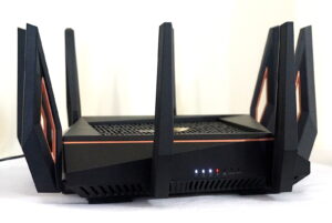 Front de plan du routeur Asus Rog Rapture GT-AX11000 avec des antennes