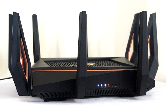 Imagen frontal del router ASUS ROG Rapture GT-AX11000 con antenas levantadas