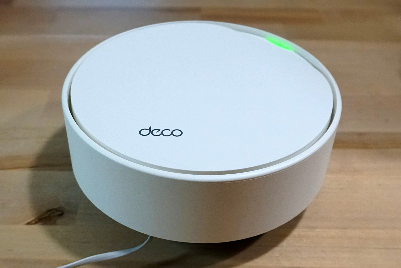 TP-Link-Deco-X50-PoE-logo-view Top view of Deco X50 with logo in bottom left