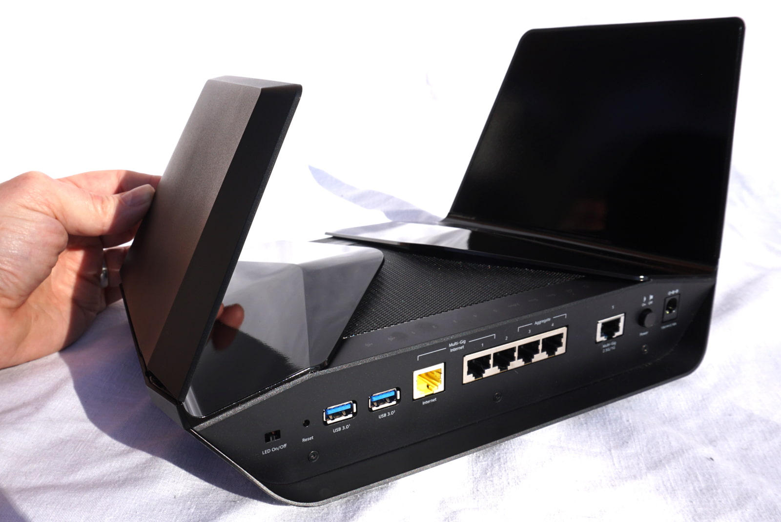 NETGEAR Nighthawk RAXE500 folding the wing