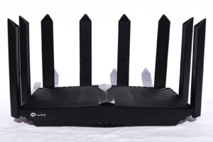 Toco delantero de TP-Link Archer AX90