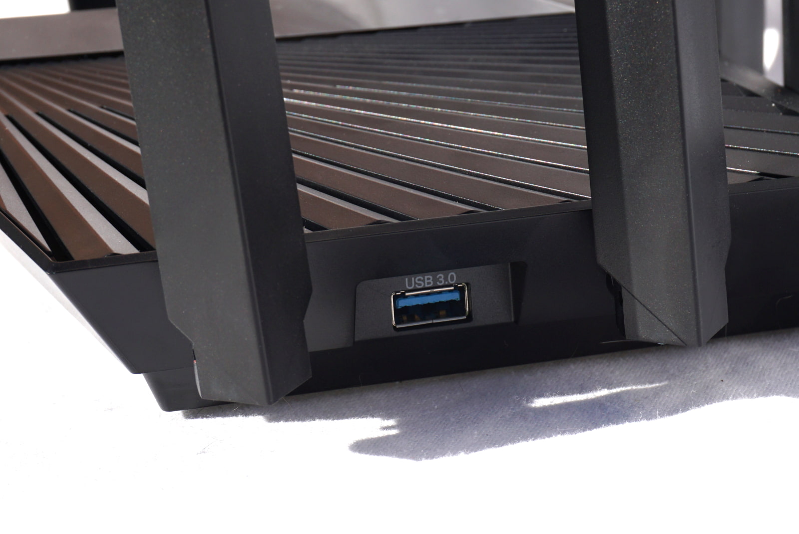 tp-link-archer-ax90-side-ports USB port on AX90