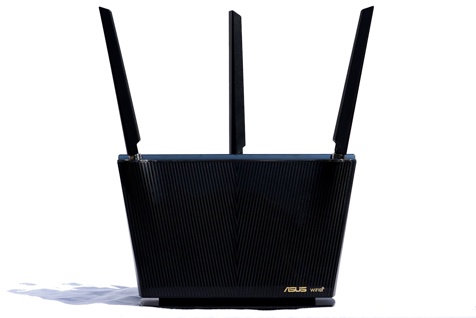 Front view of ASUS RT-AX68U with three antennas
