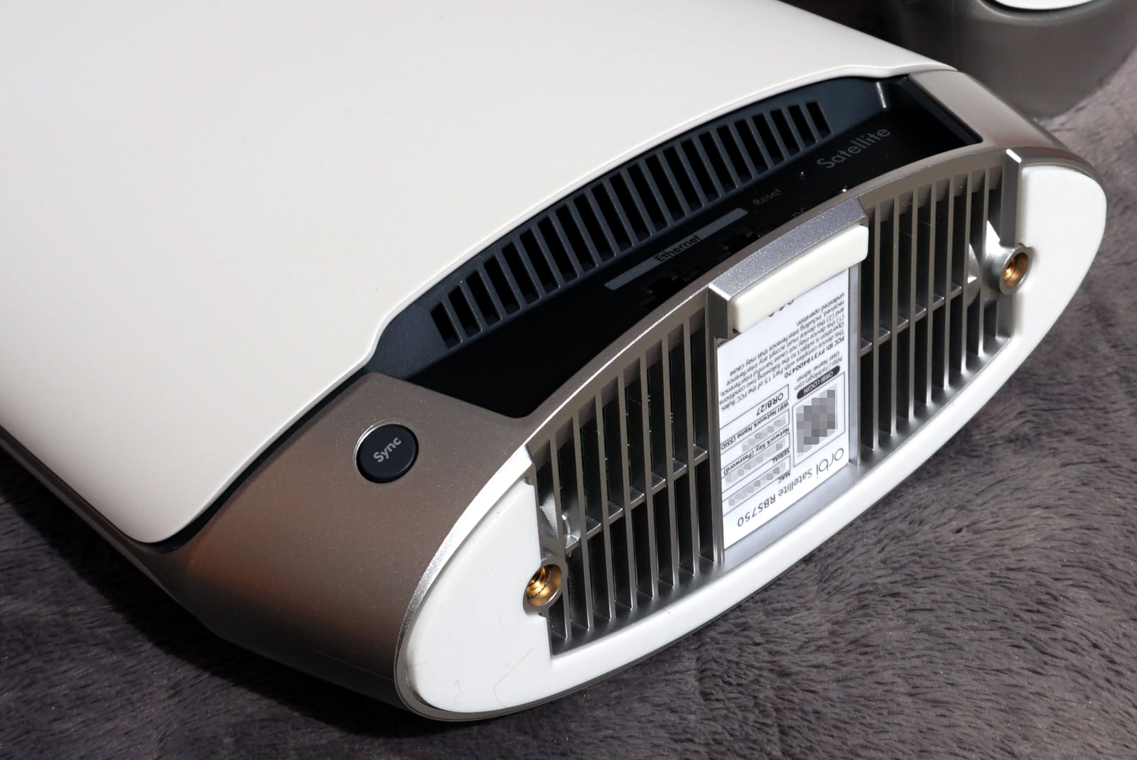 netgear-orbi-rbk752-vents Vents on bottom of NETGEAR Orbi RBK752 unit