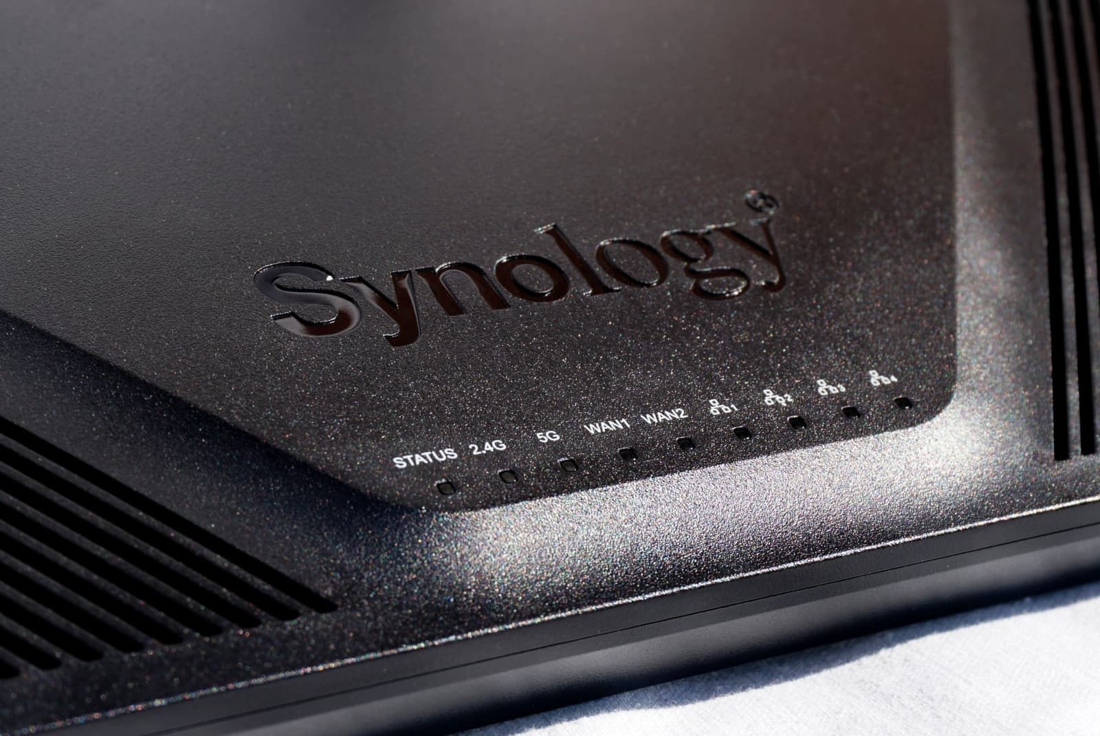 synology-rt2600ac-indicators Indicator lights on front of Synology RT2600ac router