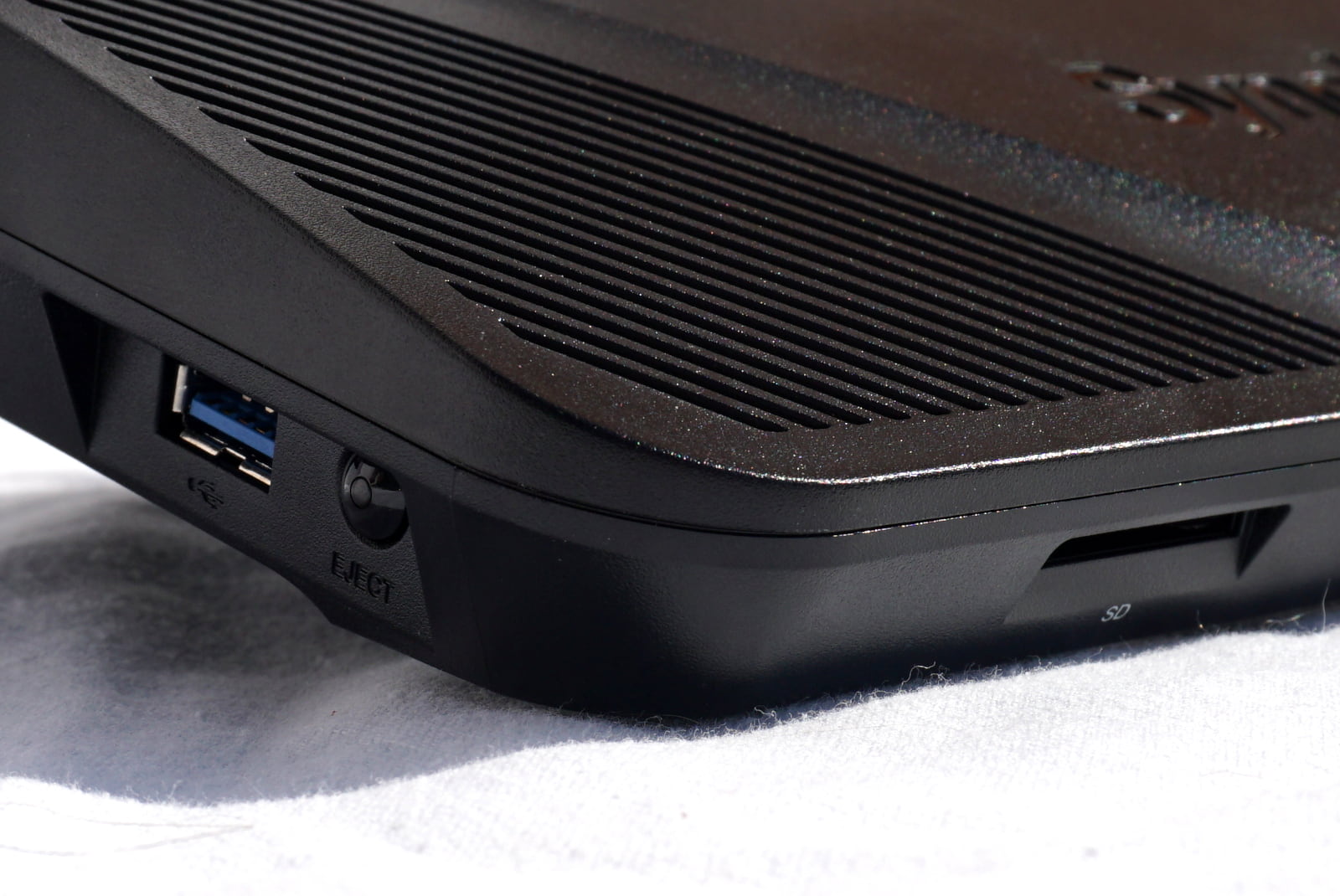 synology-rt2600ac-sd-card-slot SD card slot on front of router