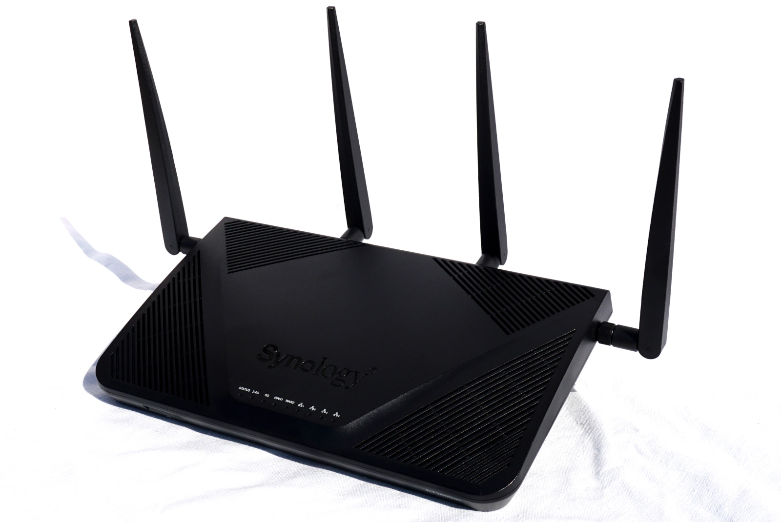 Side angle shot of Synology RT2600ac router