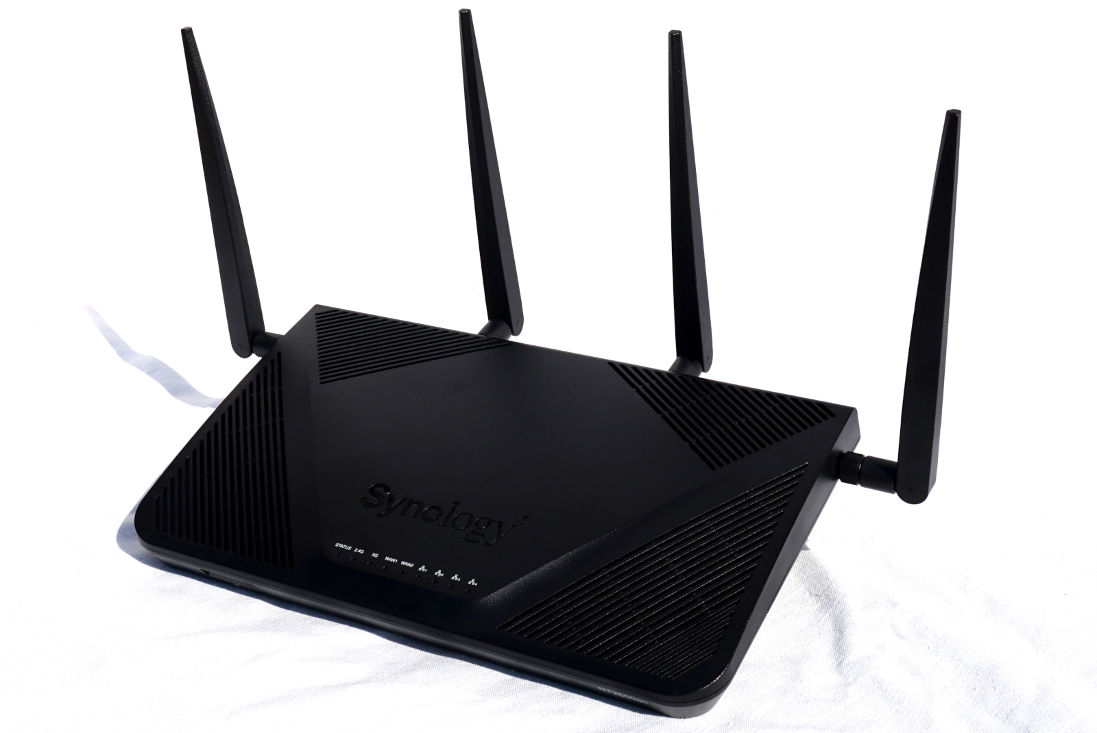 synology-rt2600ac-side-shot Side angle shot of Synology RT2600ac router