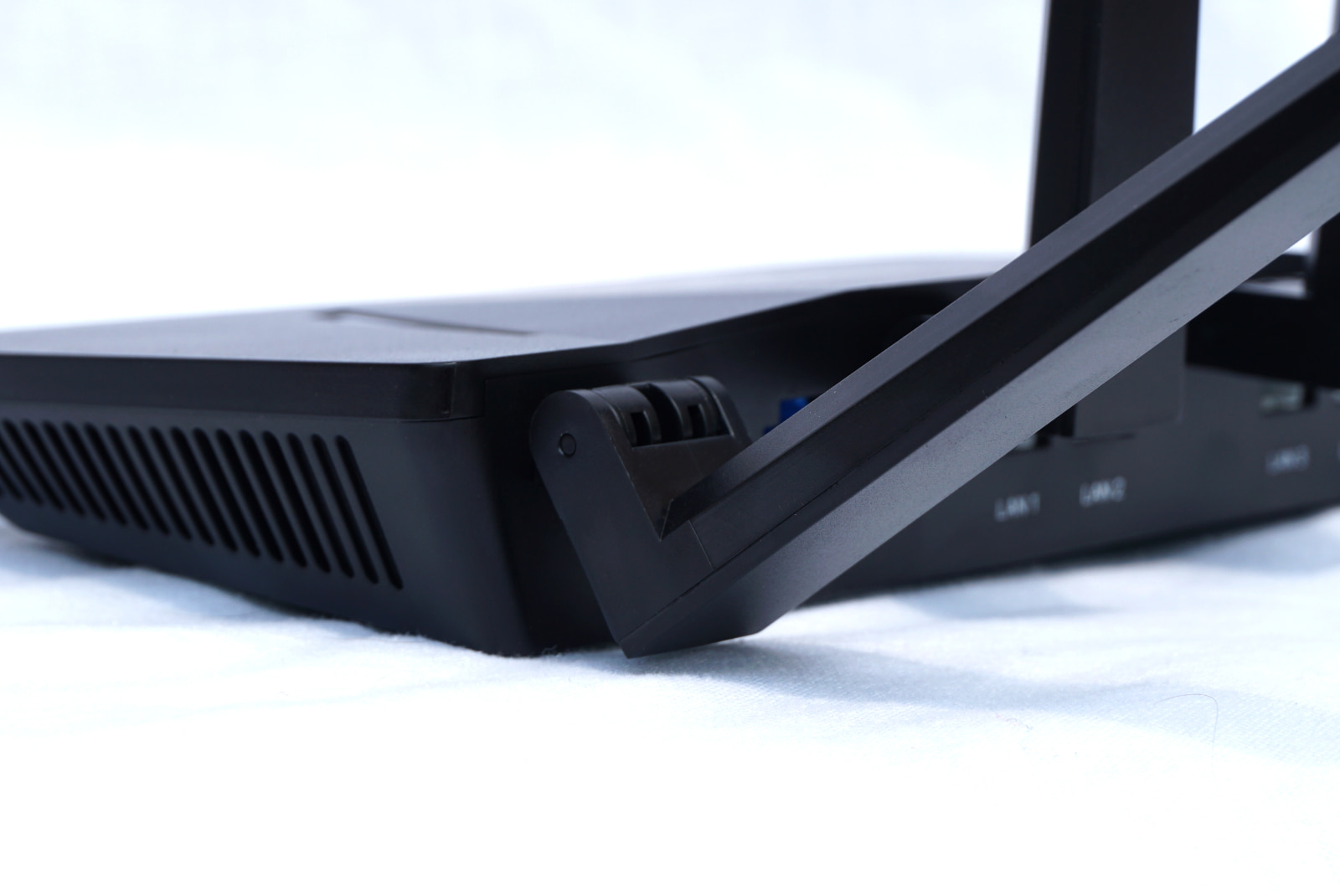 expressvpn-aircove-bent-antenna expressvpn aircove bent antenna