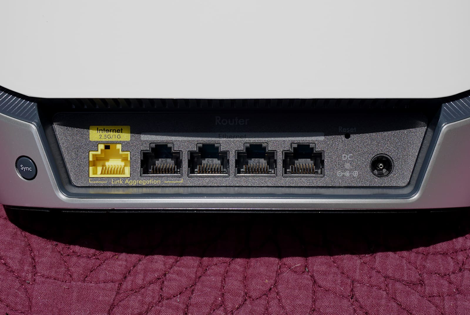 orbi-rbk853-router-ports Router ports on Orbi RBK853