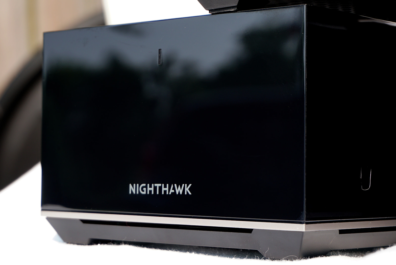 netgear-nighthawk-mk83-logo Front angle view of Nighthawk unit showing logo