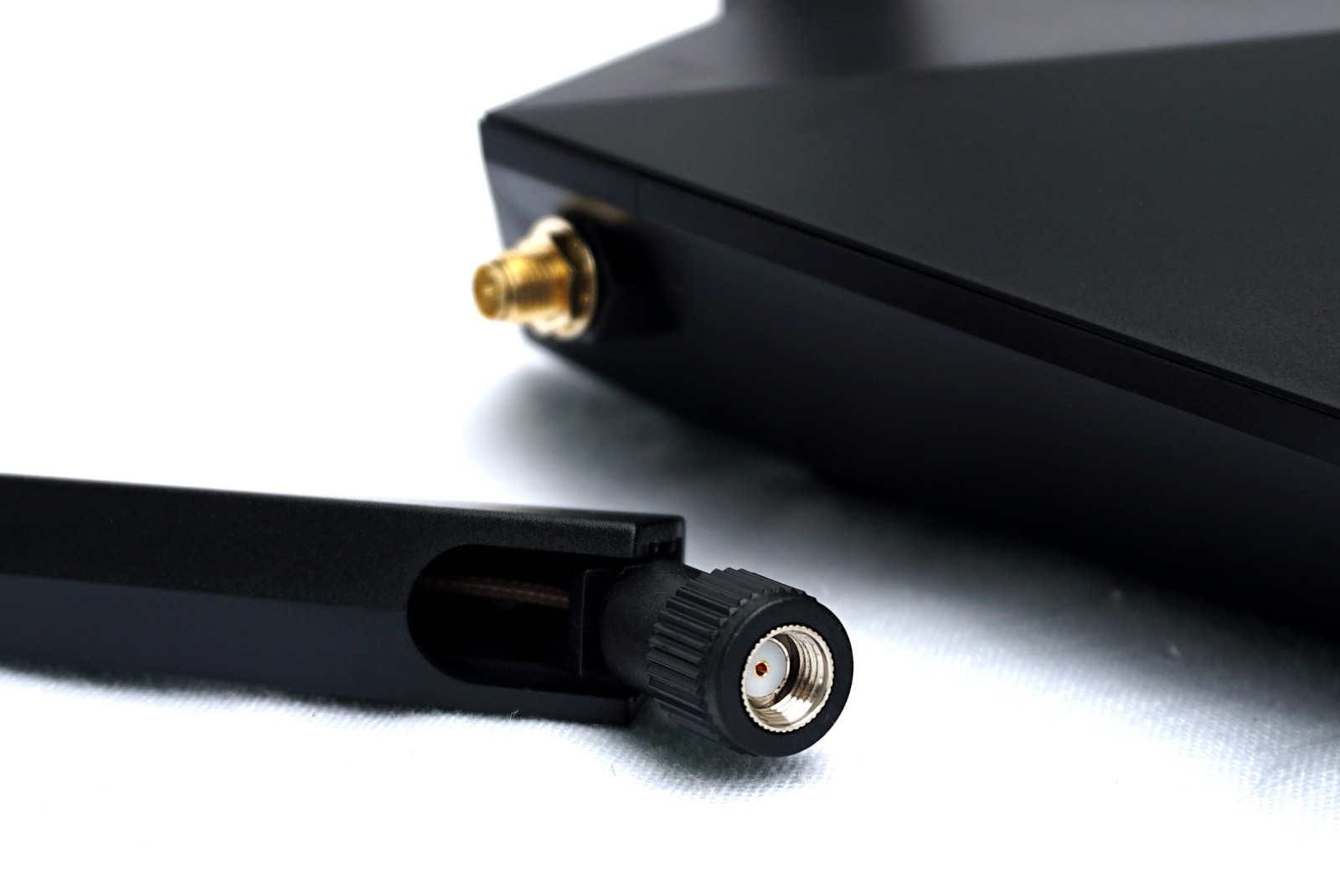 netgear-nighthawk-rax50-antenna Close up of side of router with antenna detached