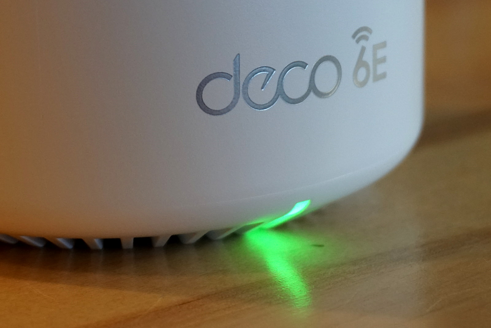 Green LED internet light on base of Deco XE75