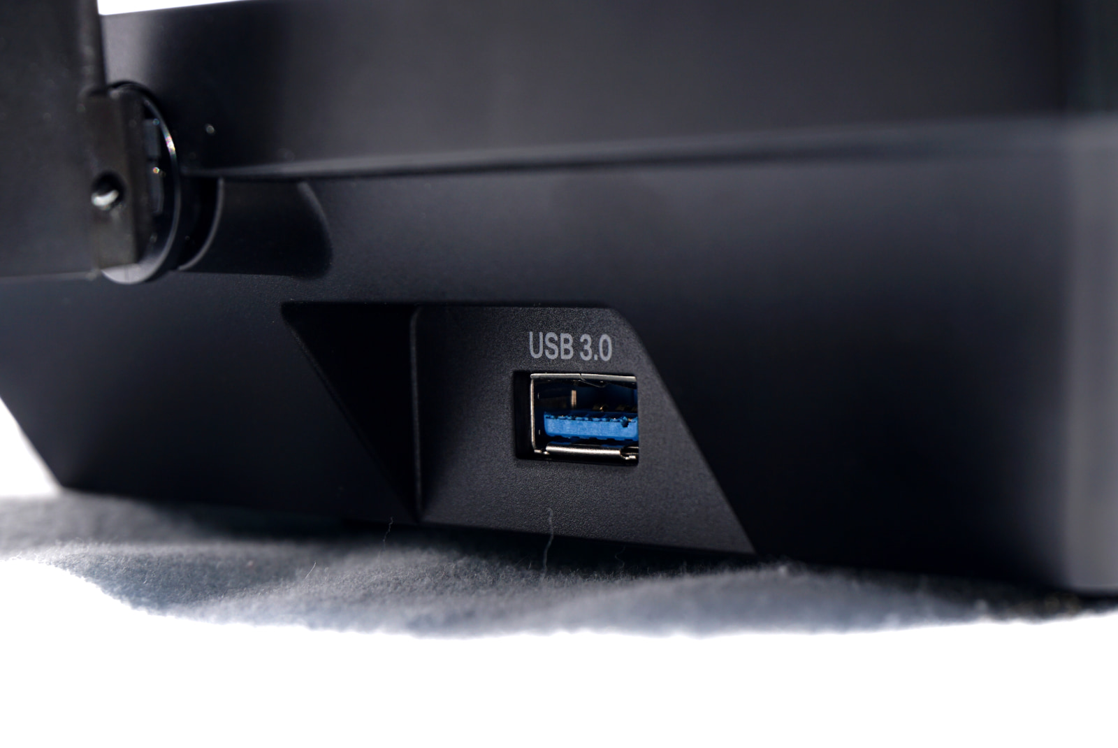 tplink-archer-axe75-usb USB port on Archer AXE75 for sharing files