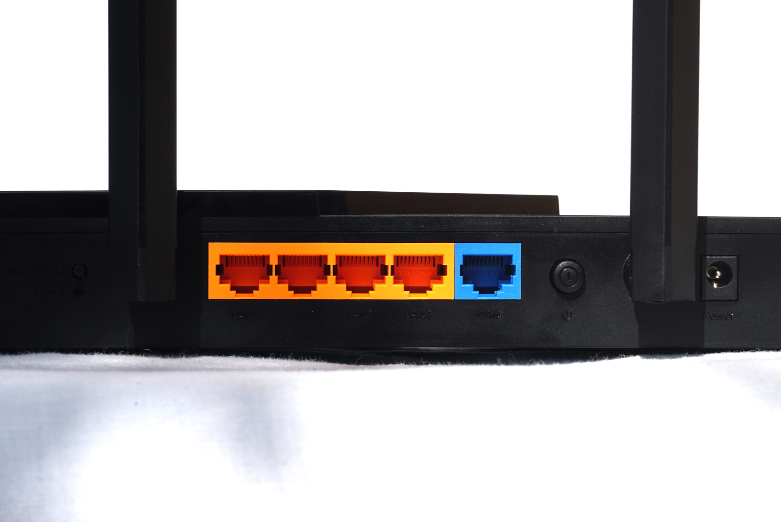 tplink-archer-ax21-ports shot of tplink archer ax21 ports