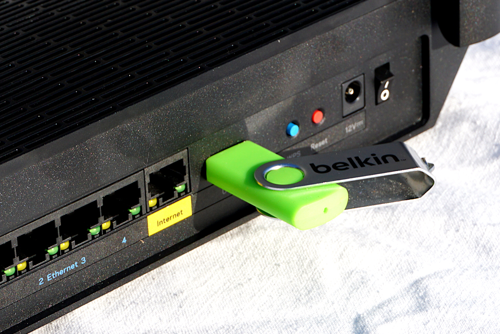 Images of USB stick in port of Linksys Hydra Pro 6 router