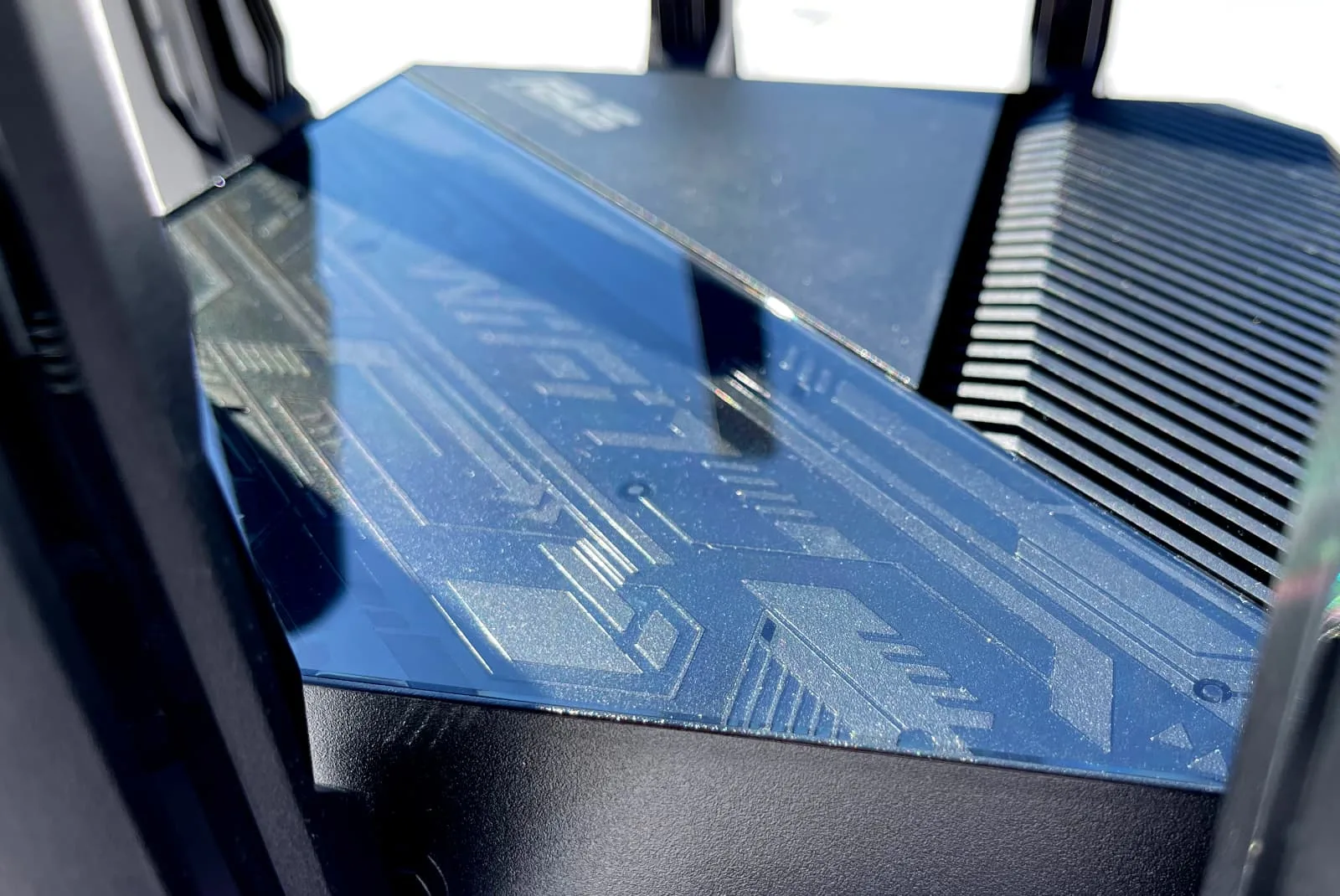 asus-rt-be96u-router-lid-design